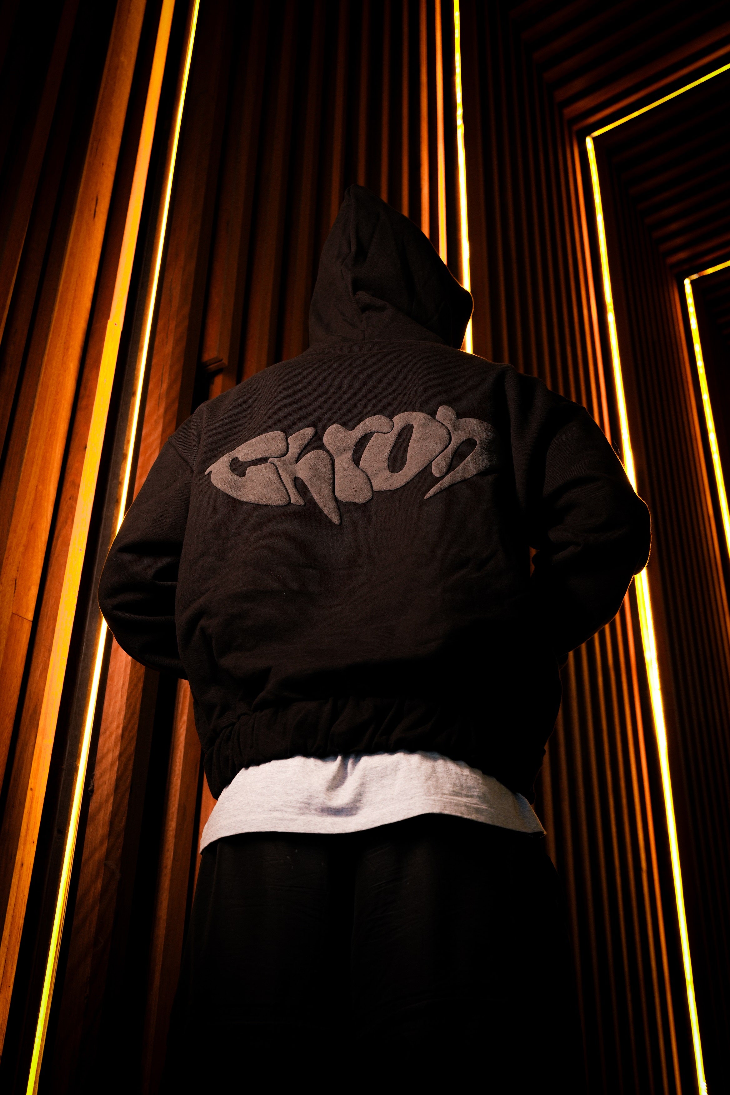 - 465 gsm
- oversized but still true to size fit
- scrunch elastic waist & cuffs
- off black CHRON text on back
- soft chron head on sleeve
- 100% pure cotton