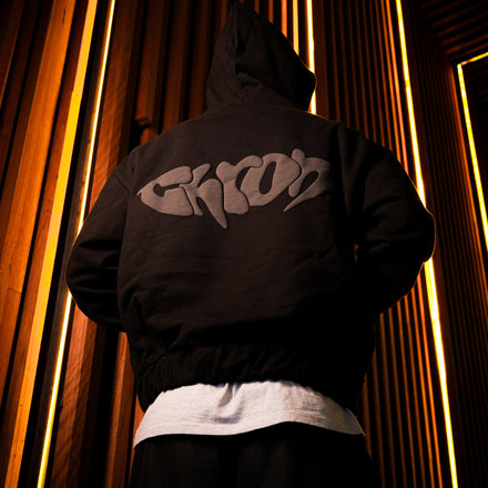 - 465 gsm
- oversized but still true to size fit
- scrunch elastic waist & cuffs
- off black CHRON text on back
- soft chron head on sleeve
- 100% pure cotton