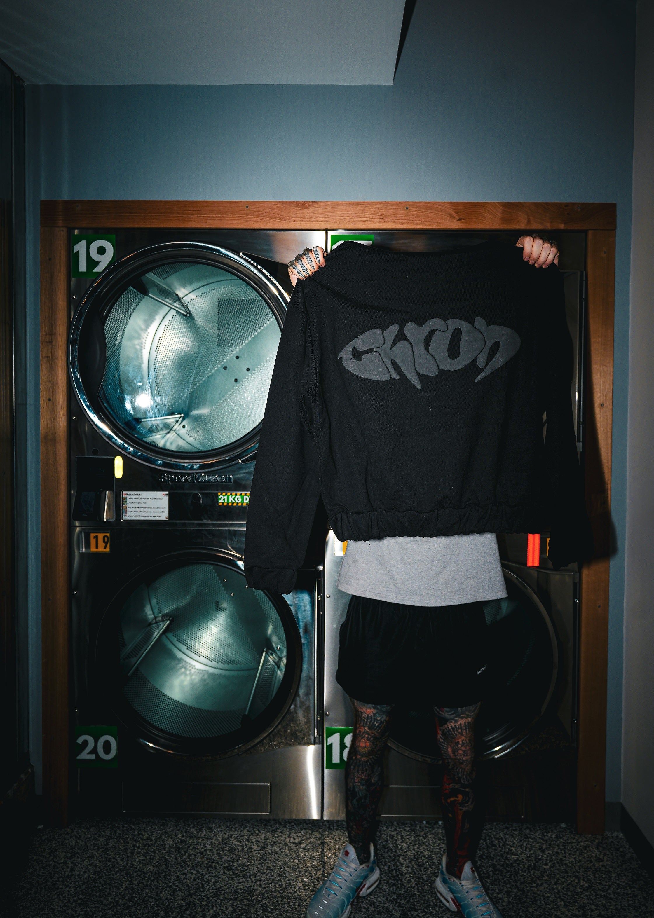 - 465 gsm
- oversized but still true to size fit
- scrunch elastic waist & cuffs
- off black CHRON text on back
- soft chron head on sleeve
- 100% pure cotton