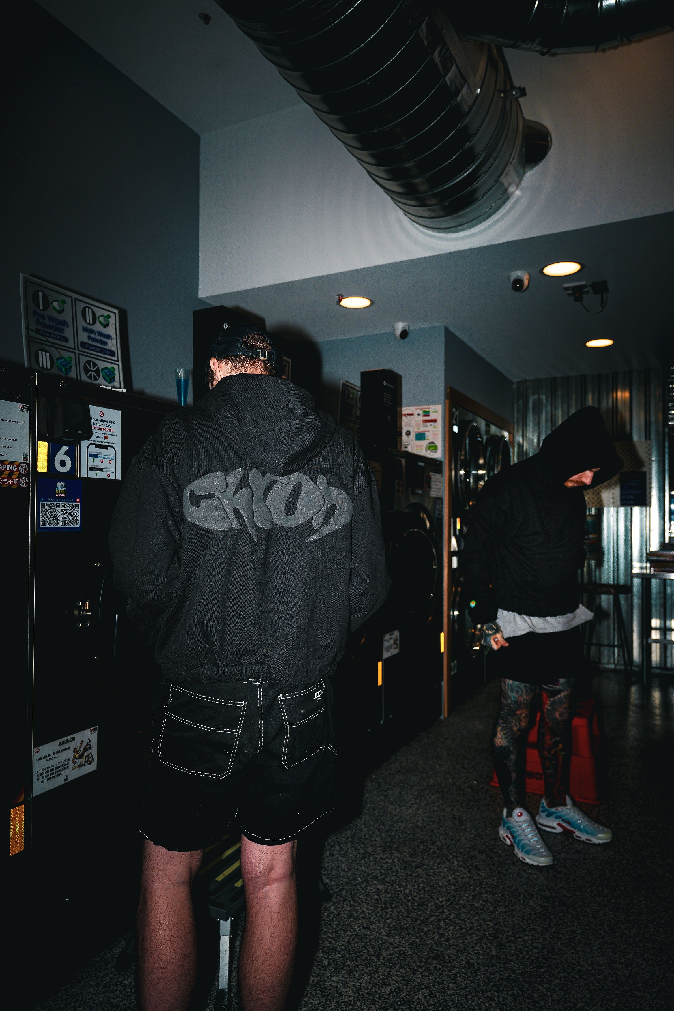 - 465 gsm
- oversized but still true to size fit
- scrunch elastic waist & cuffs
- off black CHRON text on back
- soft chron head on sleeve
- 100% pure cotton